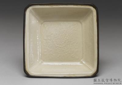 图片[2]-Porcelain brush washer with metal rim and impressed design in white glaze, Ming dynasty (1368-1644)-China Archive